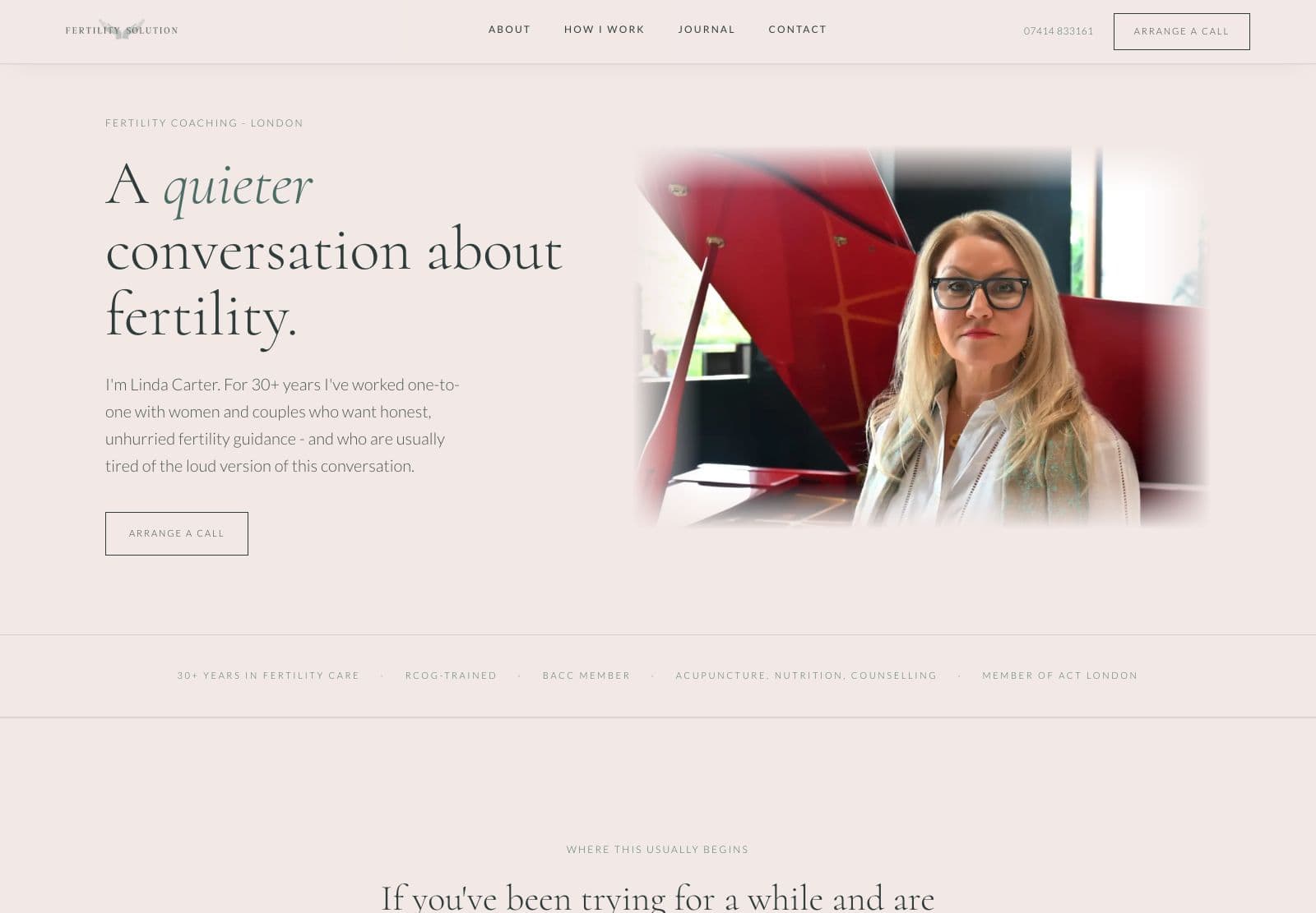 Hafan gwefan Fertility Solution, pinc gwrid gyda phennawd serif gwyrdd tywyll a ffotograff o Linda Carter