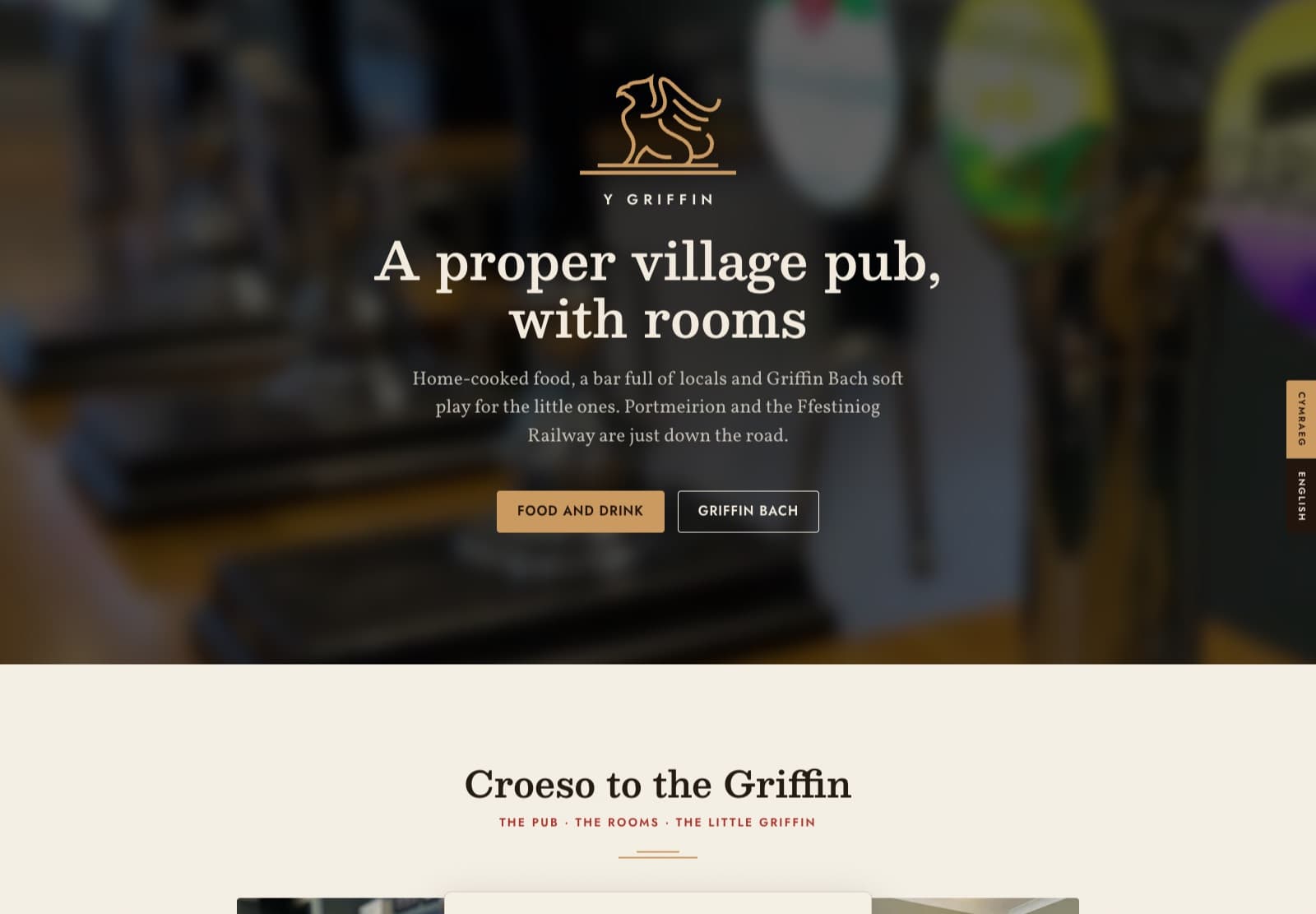 Hafan gwefan Y Griffin, hufen a chastan gydag arwyddlun griffin aur dros ffotograff o'r bar